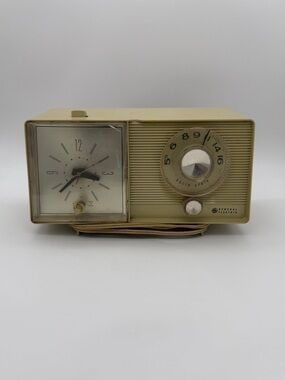Vintage 1960’s GENERAL ELECTRIC Model C-440A, 5-Tube, AM Radio Alarm Clock Works